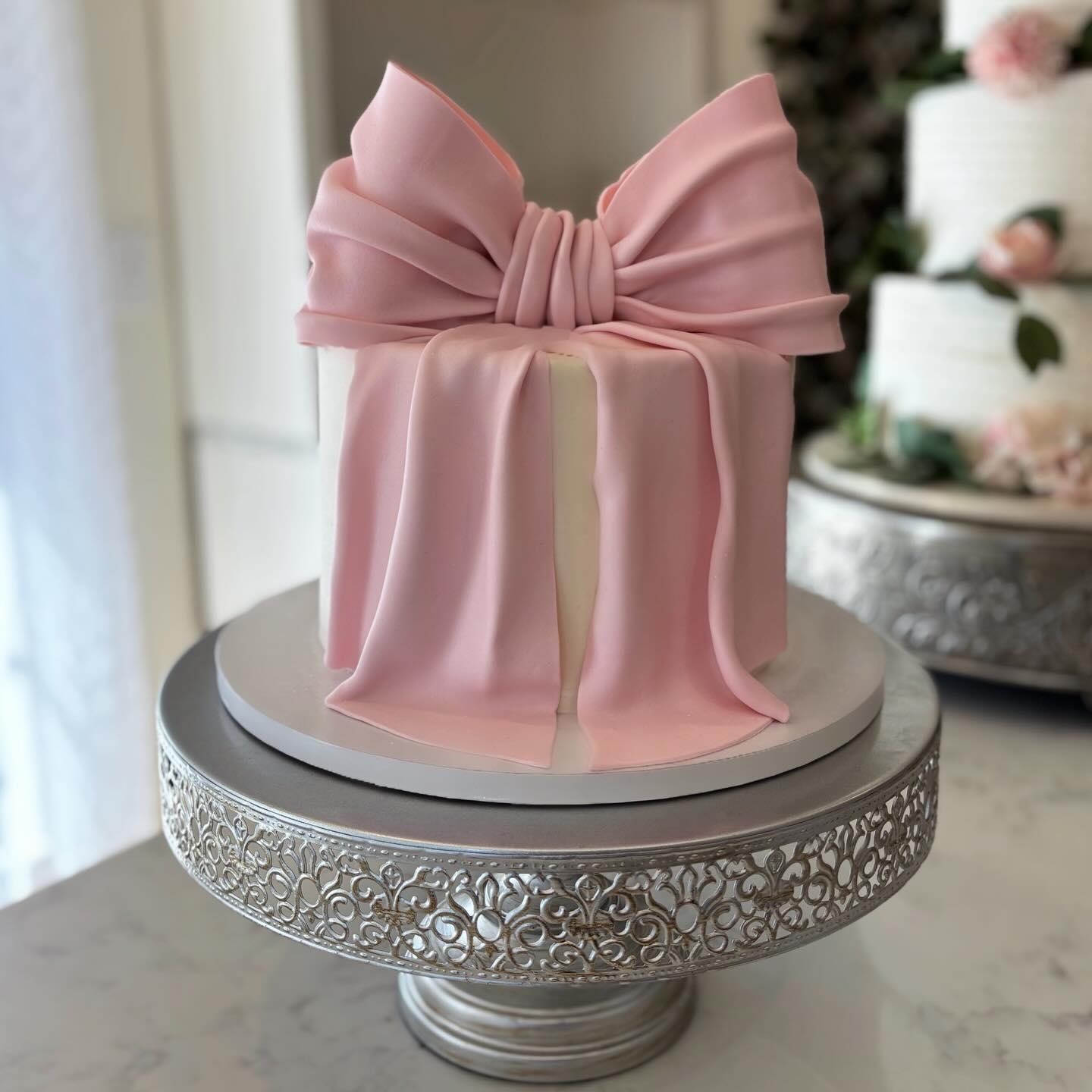 Statement bow cake by Ivey Cake